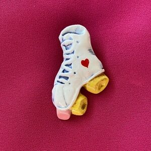 Vintage rollerskate pin ceramic - 0021EX